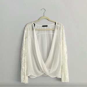 Honey Punch Vintage Lace Bell-Sleeve Top in white. Size Medium.